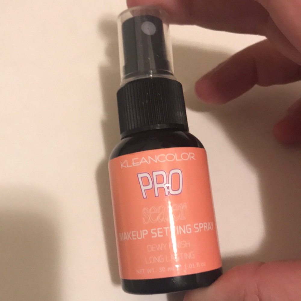 ⭐️ Kleancolor PRO Setting Spray - Peach